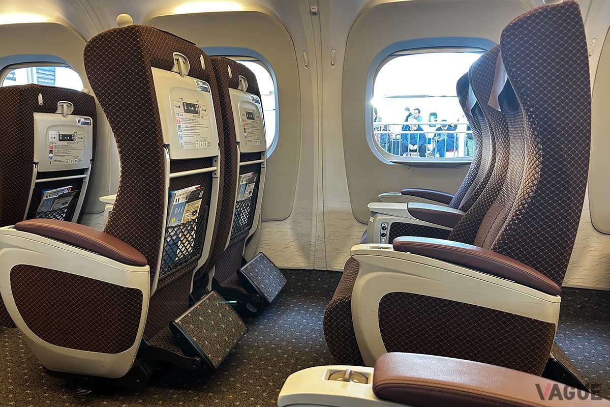 東海道新幹線のグリーン車。「のぞみ」に対して「こだま」は時間がかかるが、その分ゆったりとした旅ができると言い換えることもできる