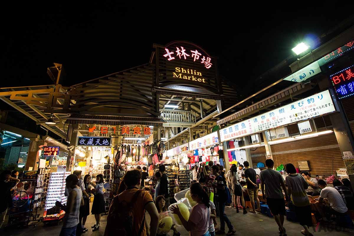 夏休み期間に海外旅行を計画している人も多いはずだが、万が一のための「海外旅行傷害保険」はどうすればいい？