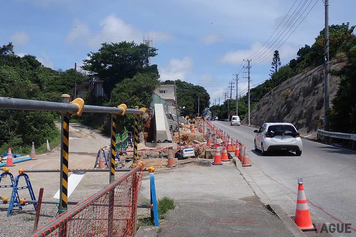 名護市方面からジャングリア沖縄へは「県道84号名護本部線」を右折してアクセスする。新たに右折レーンを設置する工事が沖縄県の手で進められている