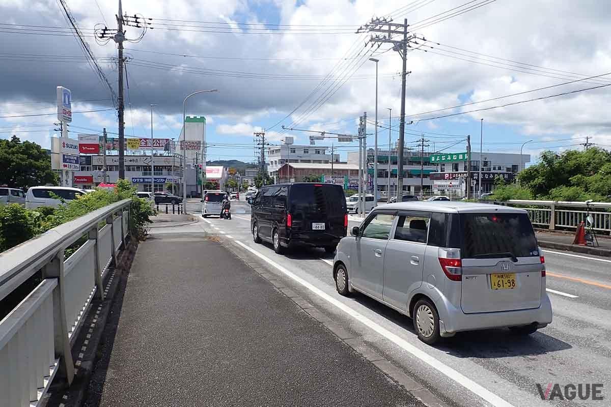県道84号が国道58号と交わる「白銀橋（東）」交差点は、長い信号待ちとなり、現在でも混雑気味となっている