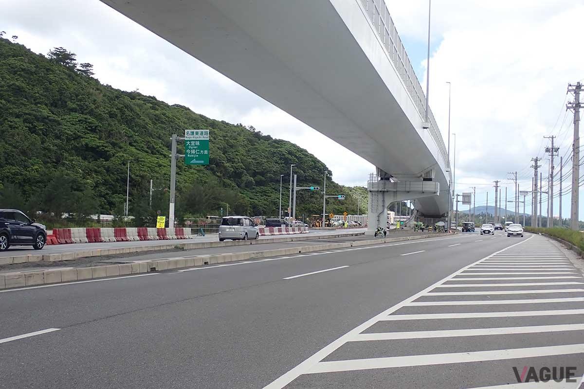 国道58号は数久田ICで「名護東道路」と合流し、1kmほど先の許田ICで「沖縄自動車道」と分流するため、この区間の交通量は多い
