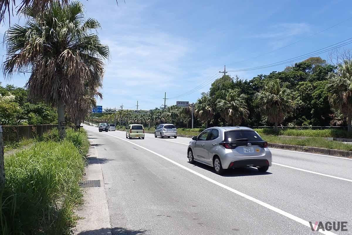 沖縄自動車道と並行する国道58号は恩納村より南でほぼ全線が片側2車線以上だが、各所にボトルネックがある