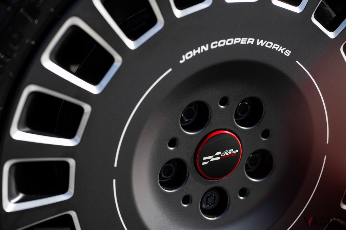 60年代のラリーカーを思わせる18インチJCWラリースポークが足元に躍動感を与える