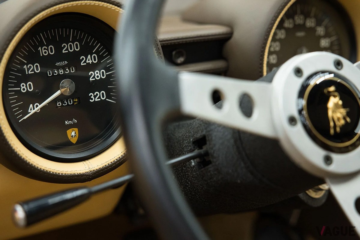 内装は上質なベージュ。オリジナルのステアリングやシフトノブが当時の雰囲気を今に伝える（C）Broad Arrow Auctions LLC.