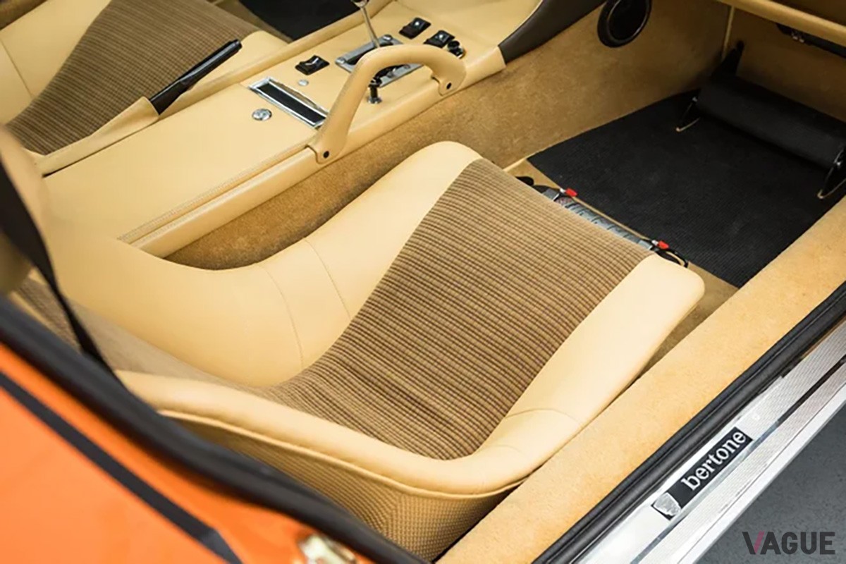 内装は上質なベージュ。オリジナルのステアリングやシフトノブが当時の雰囲気を今に伝える（C）Broad Arrow Auctions LLC.