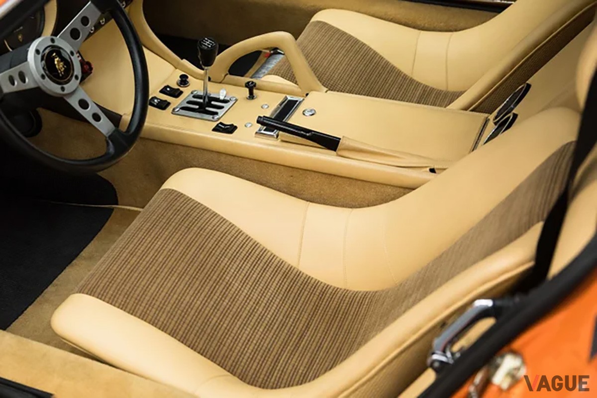 内装は上質なベージュ。オリジナルのステアリングやシフトノブが当時の雰囲気を今に伝える（C）Broad Arrow Auctions LLC.