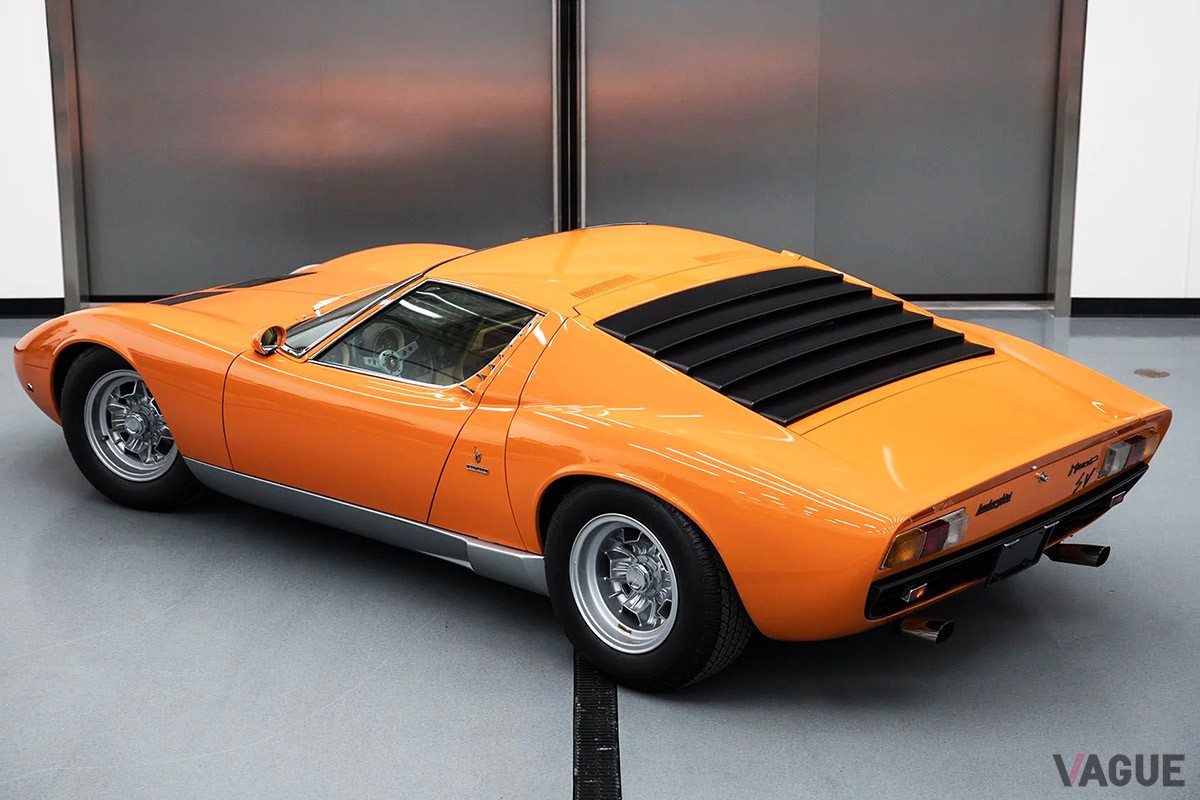1971年式ランボルギーニ「ミウラ P400SV」。鮮やかなオレンジ色がひときわ目を引く（C）Broad Arrow Auctions LLC.