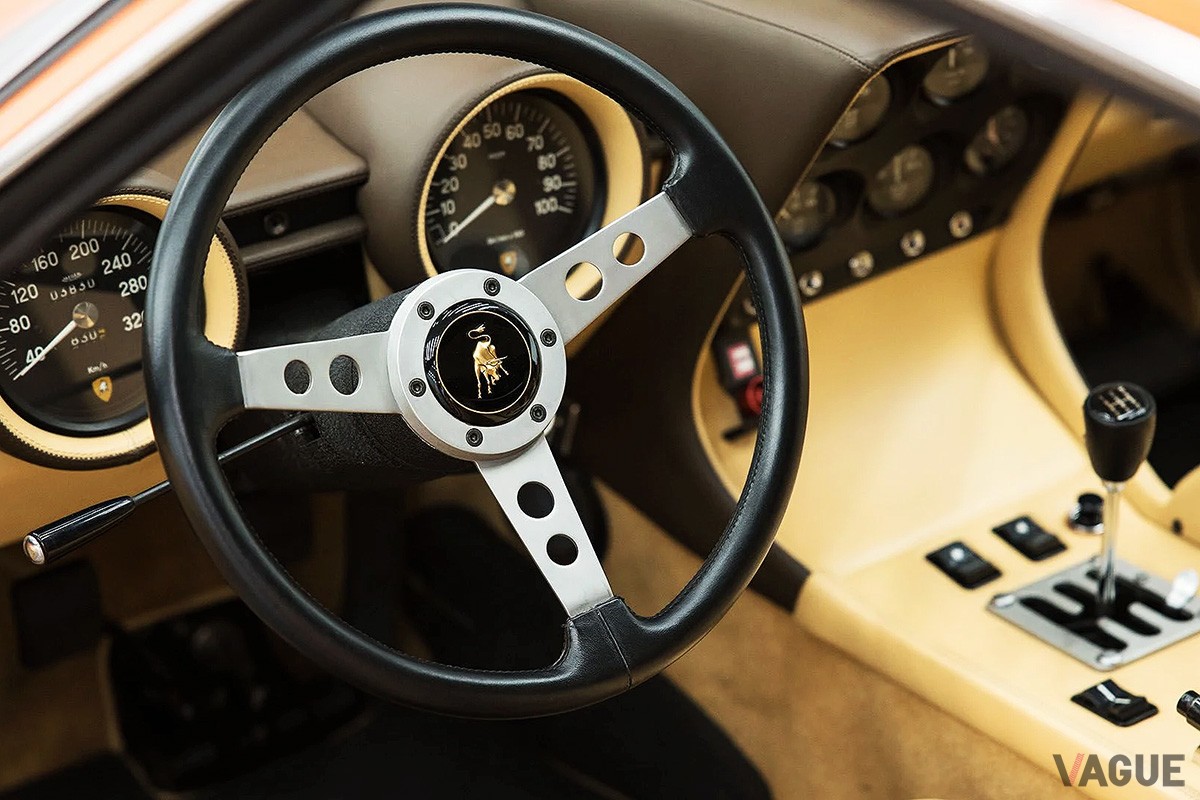 内装は上質なベージュ。オリジナルのステアリングやシフトノブが当時の雰囲気を今に伝える（C）Broad Arrow Auctions LLC.