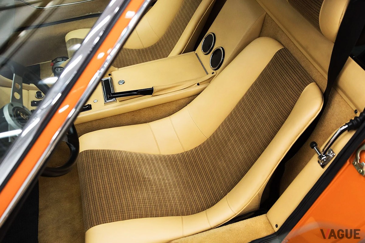 内装は上質なベージュ。オリジナルのステアリングやシフトノブが当時の雰囲気を今に伝える（C）Broad Arrow Auctions LLC.