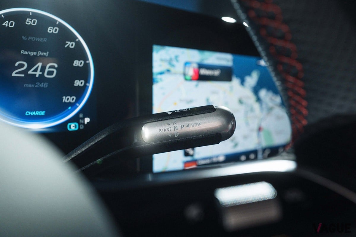 「START/STOP」表示を備えた新デザインのシフトレバーを採用するメルセデス・ベンツ新型「CLAシューティングブレーク」