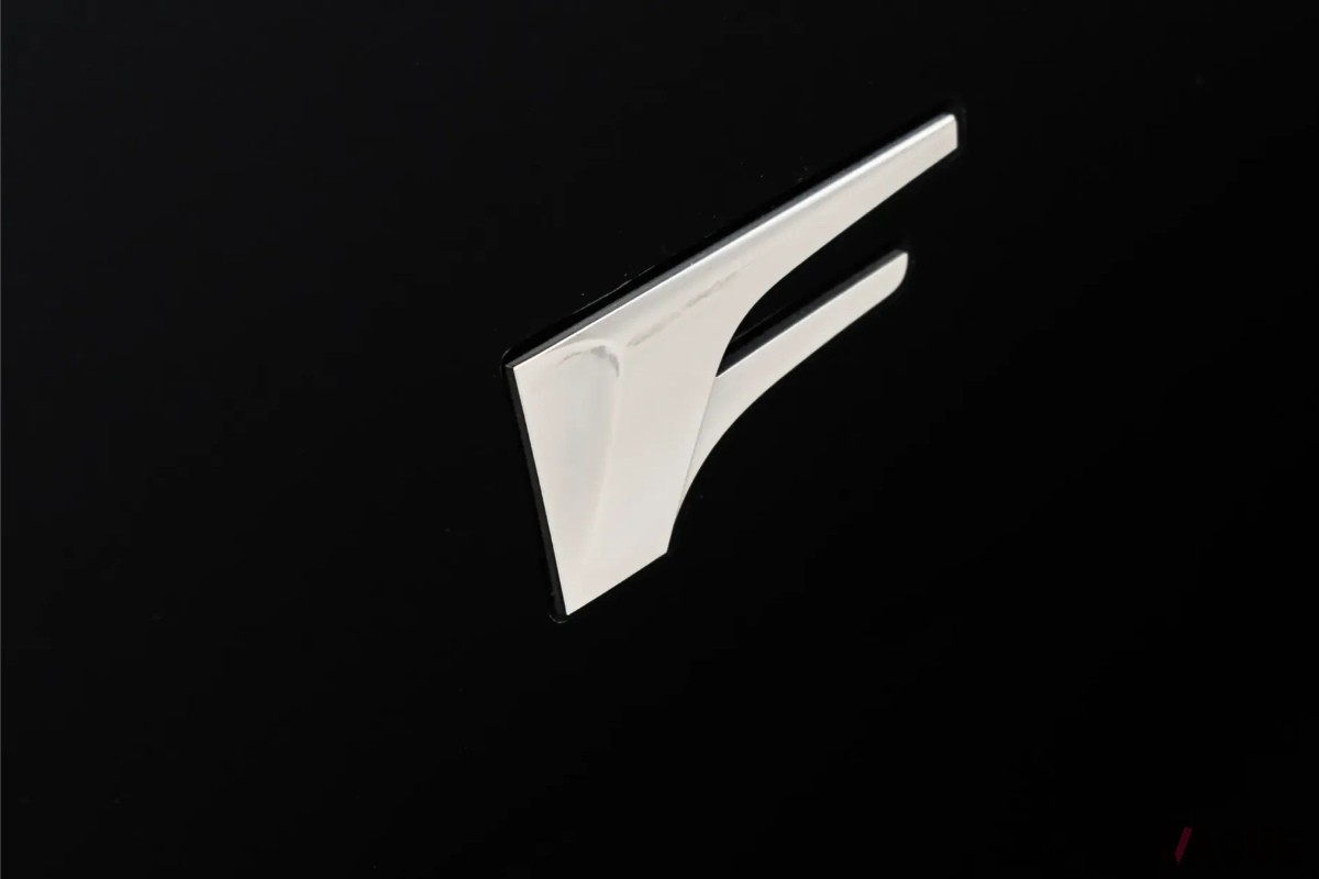 高級品専門の国際マーケットプレイス「JamesEdition」に出品された2012年式レクサス「LFA」