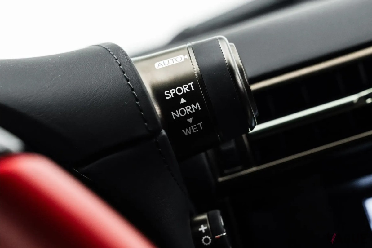 高級品専門の国際マーケットプレイス「JamesEdition」に出品された2012年式レクサス「LFA」