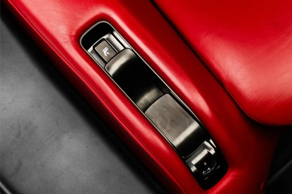 高級品専門の国際マーケットプレイス「JamesEdition」に出品された2012年式レクサス「LFA」