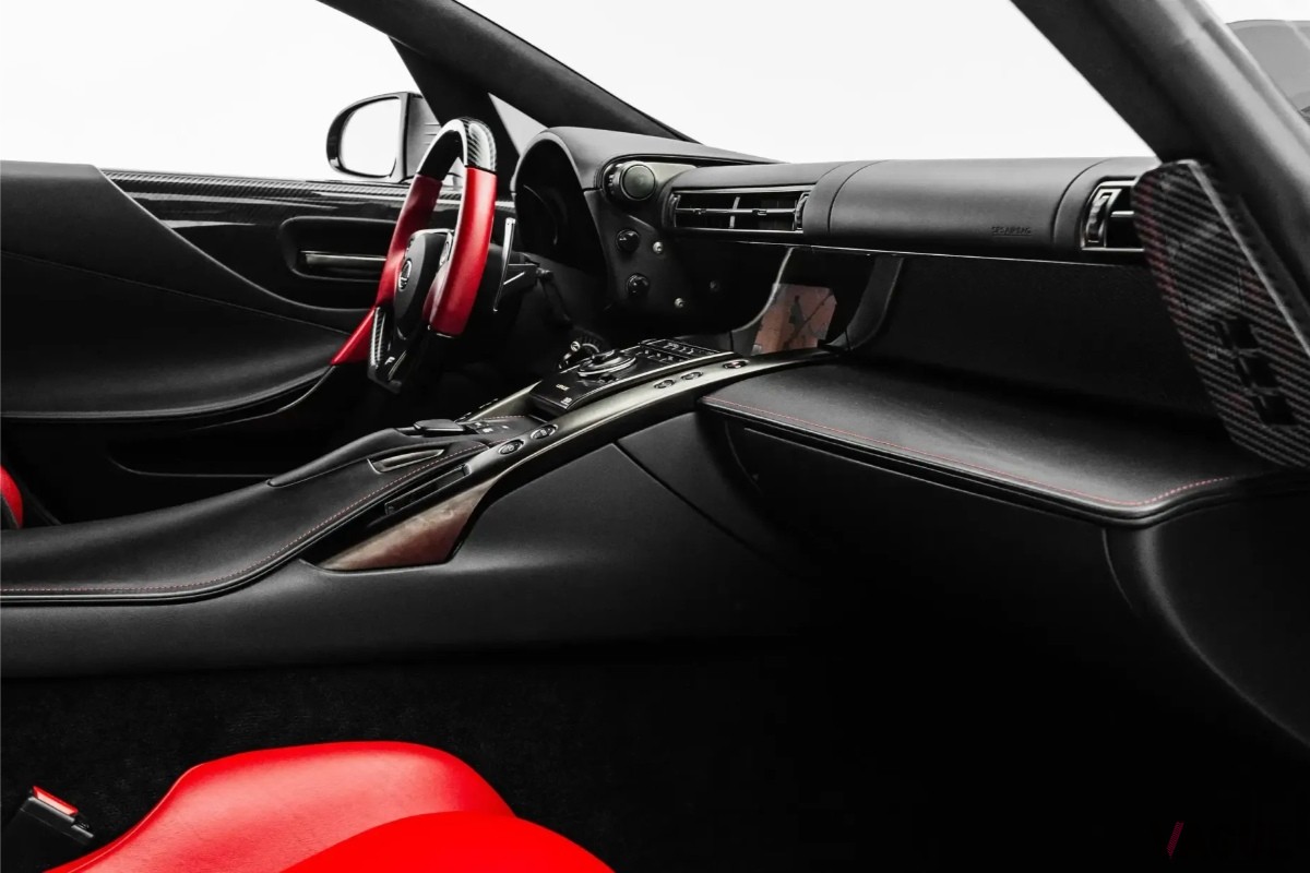 高級品専門の国際マーケットプレイス「JamesEdition」に出品された2012年式レクサス「LFA」