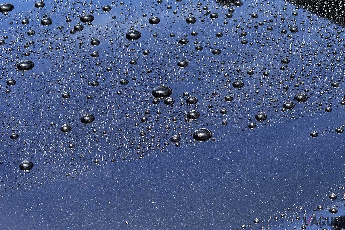 水滴が残ったまま乾くと、ウォータースポットが発生しやすくなります。細部まで丁寧に拭き取りましょう