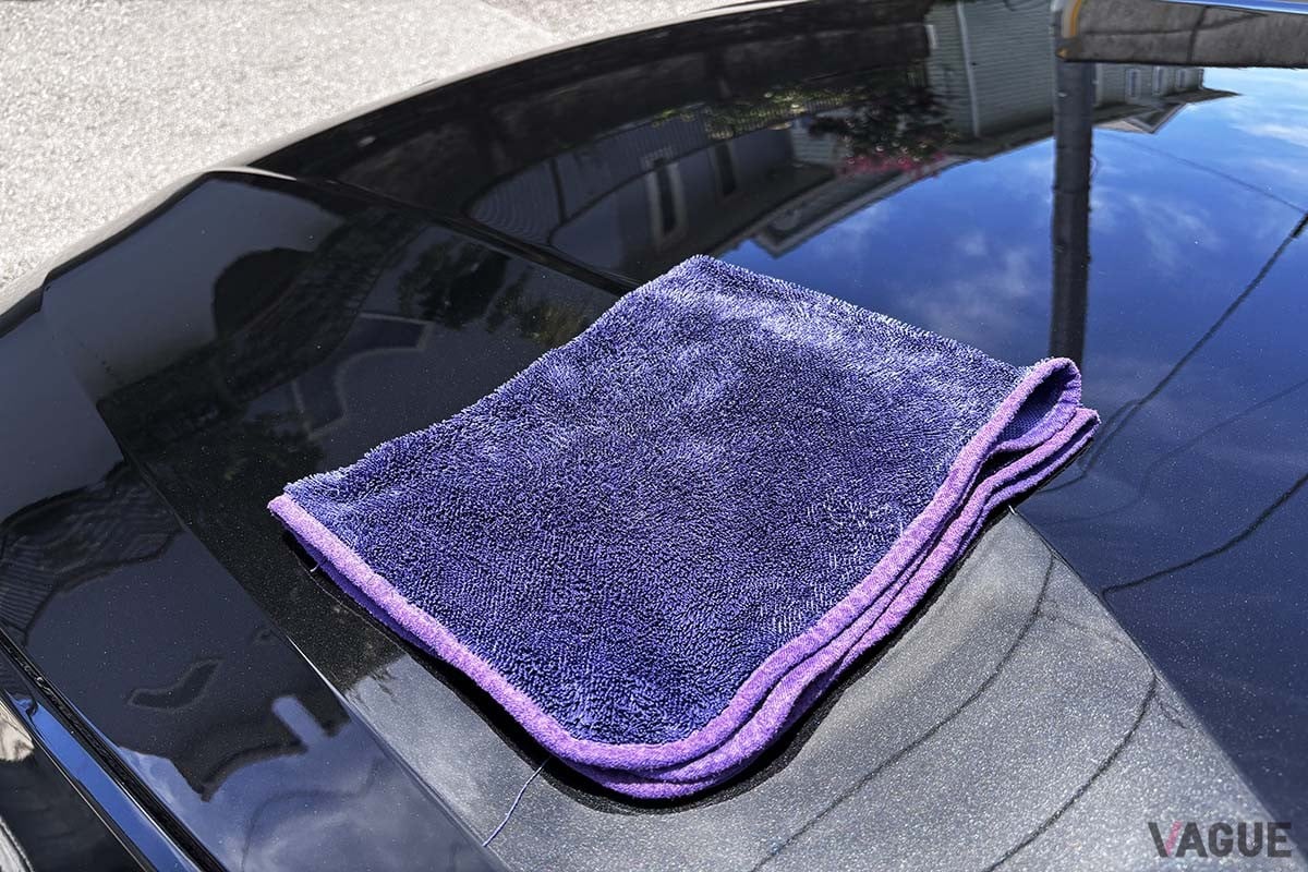 洗車後は手早く拭き上げるのがポイント。とくに夏場は乾きが早いため、作業時間を意識するときれいに仕上がります