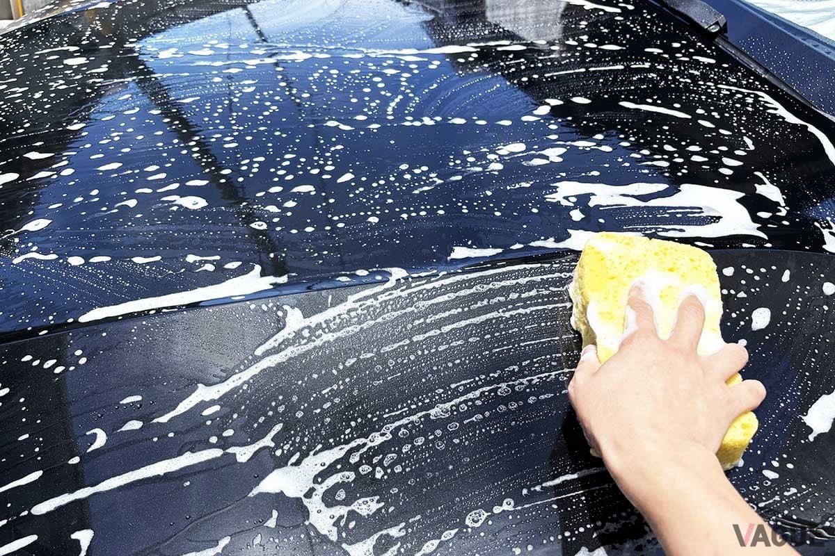 しっかり泡立てて、優しく洗うのが基本。熱くなったボディに直接スポンジを当てるのは避けたいところです