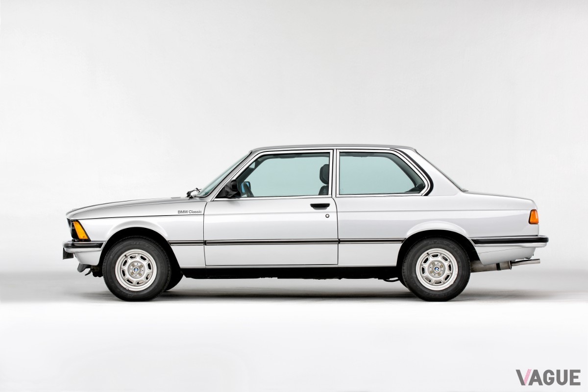 BMW 3シリーズの原点「E21」。直線基調のボディに丸目4灯を備えたクラシックな佇まいが魅力。2ドアセダンのみの設定で、スポーティセダンの系譜はここから始まった