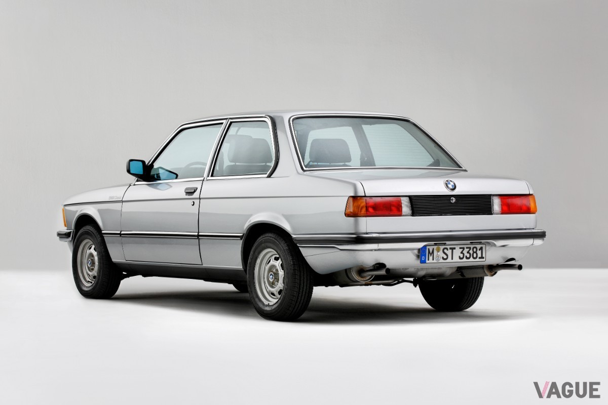 BMW 3シリーズの原点「E21」。直線基調のボディに丸目4灯を備えたクラシックな佇まいが魅力。2ドアセダンのみの設定で、スポーティセダンの系譜はここから始まった