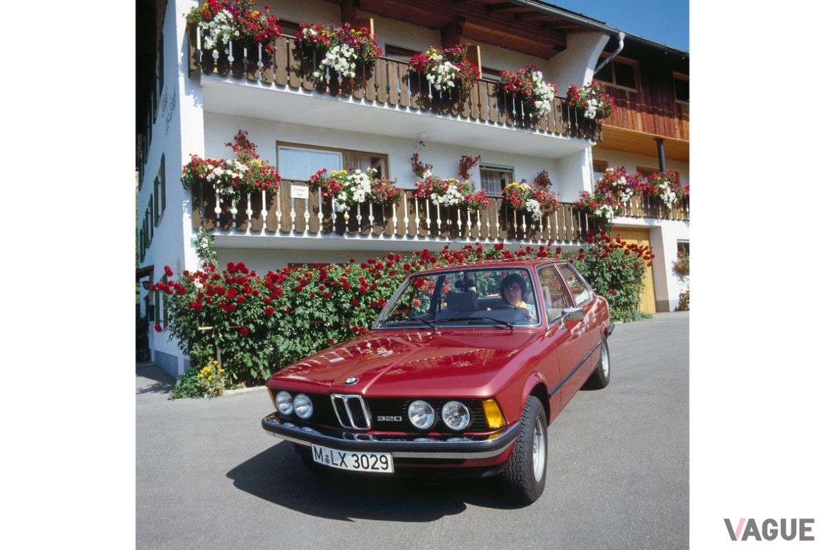 BMW 3シリーズの原点「E21」。直線基調のボディに丸目4灯を備えたクラシックな佇まいが魅力。2ドアセダンのみの設定で、スポーティセダンの系譜はここから始まった
