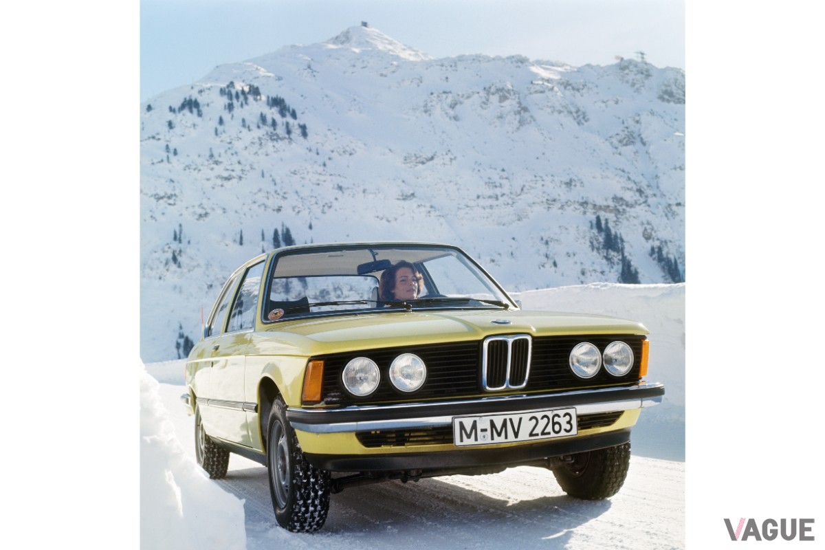BMW 3シリーズの原点「E21」。直線基調のボディに丸目4灯を備えたクラシックな佇まいが魅力。2ドアセダンのみの設定で、スポーティセダンの系譜はここから始まった