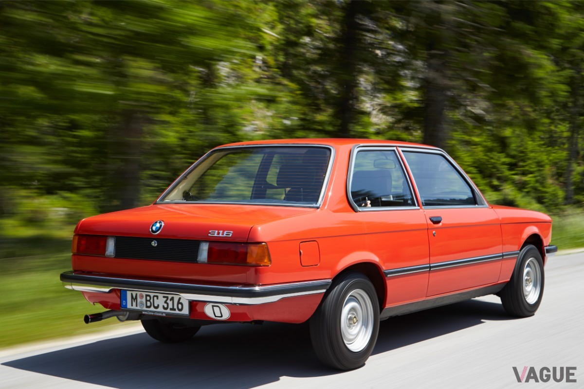 シンプルな丸目2灯が特徴のE21型「316」。軽快な走りと扱いやすいボディサイズで、BMWらしい走りの楽しさを気軽に味わえるエントリーモデルとして人気を博した