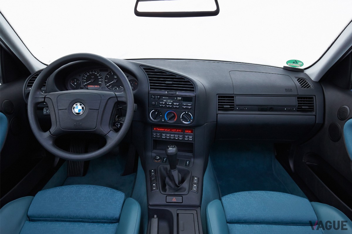空力を意識した流麗なデザインへと進化した「E36型」。内外装の質感が大幅に向上し、プレミアムセダンとしての地位を確立した