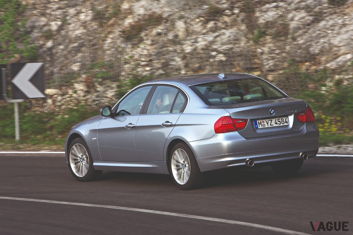 E90（セダン）を中心に、クーペ／ツーリング／カブリオレが揃った5代目。E92型M3は初のV8エンジンを採用し、ファンを驚かせた