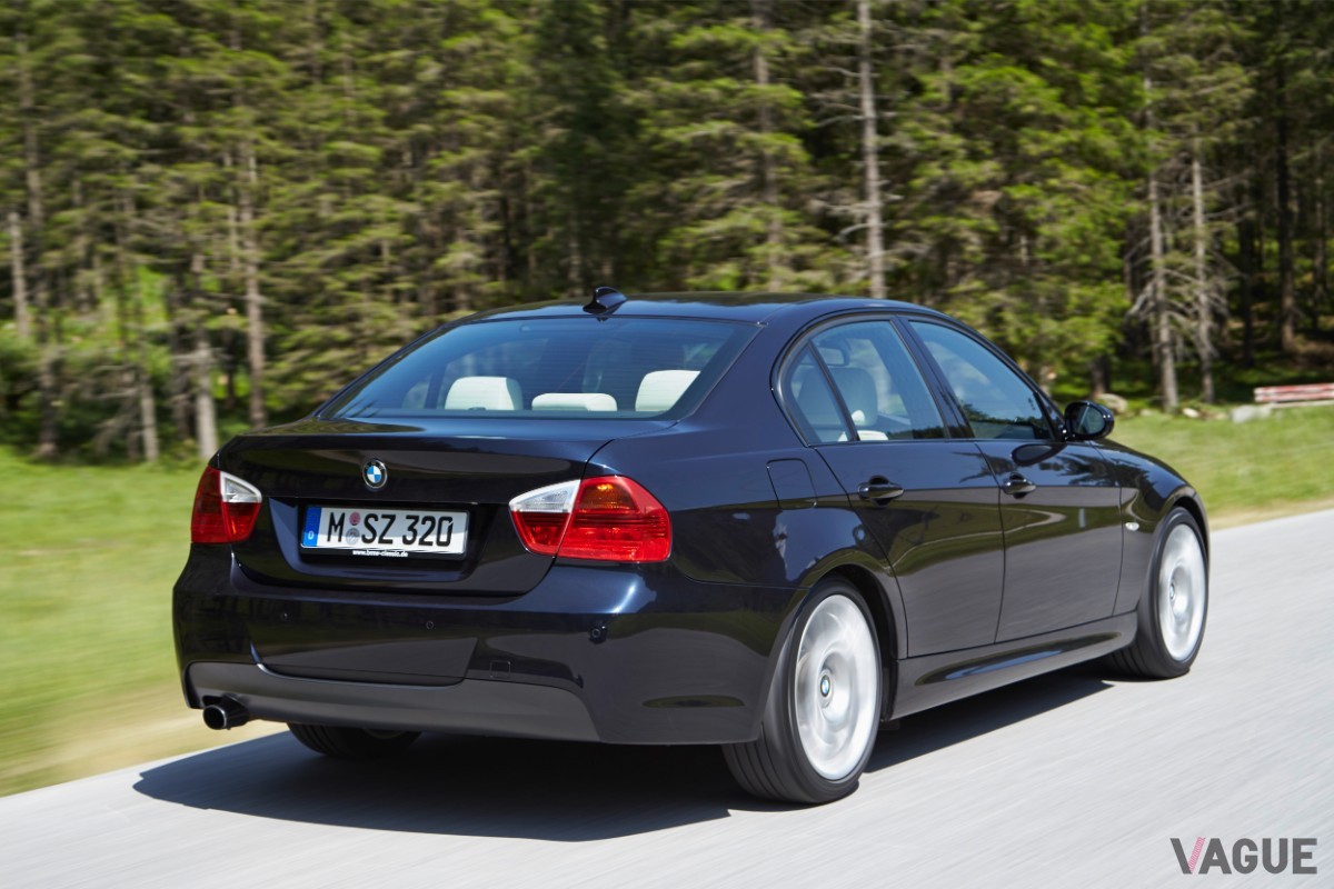 E90（セダン）を中心に、クーペ／ツーリング／カブリオレが揃った5代目。E92型M3は初のV8エンジンを採用し、ファンを驚かせた