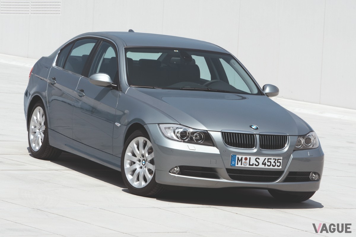 E90（セダン）を中心に、クーペ／ツーリング／カブリオレが揃った5代目。E92型M3は初のV8エンジンを採用し、ファンを驚かせた