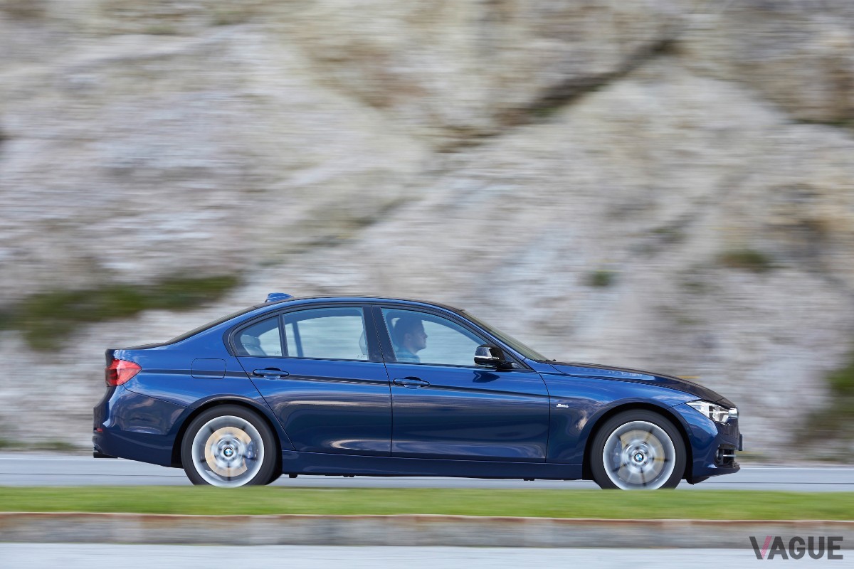 モダンなデザインとデジタル装備が進化した6代目「F30型」。初の3気筒モデルやプラグインハイブリッドも登場し、時代の変化を象徴する一台に