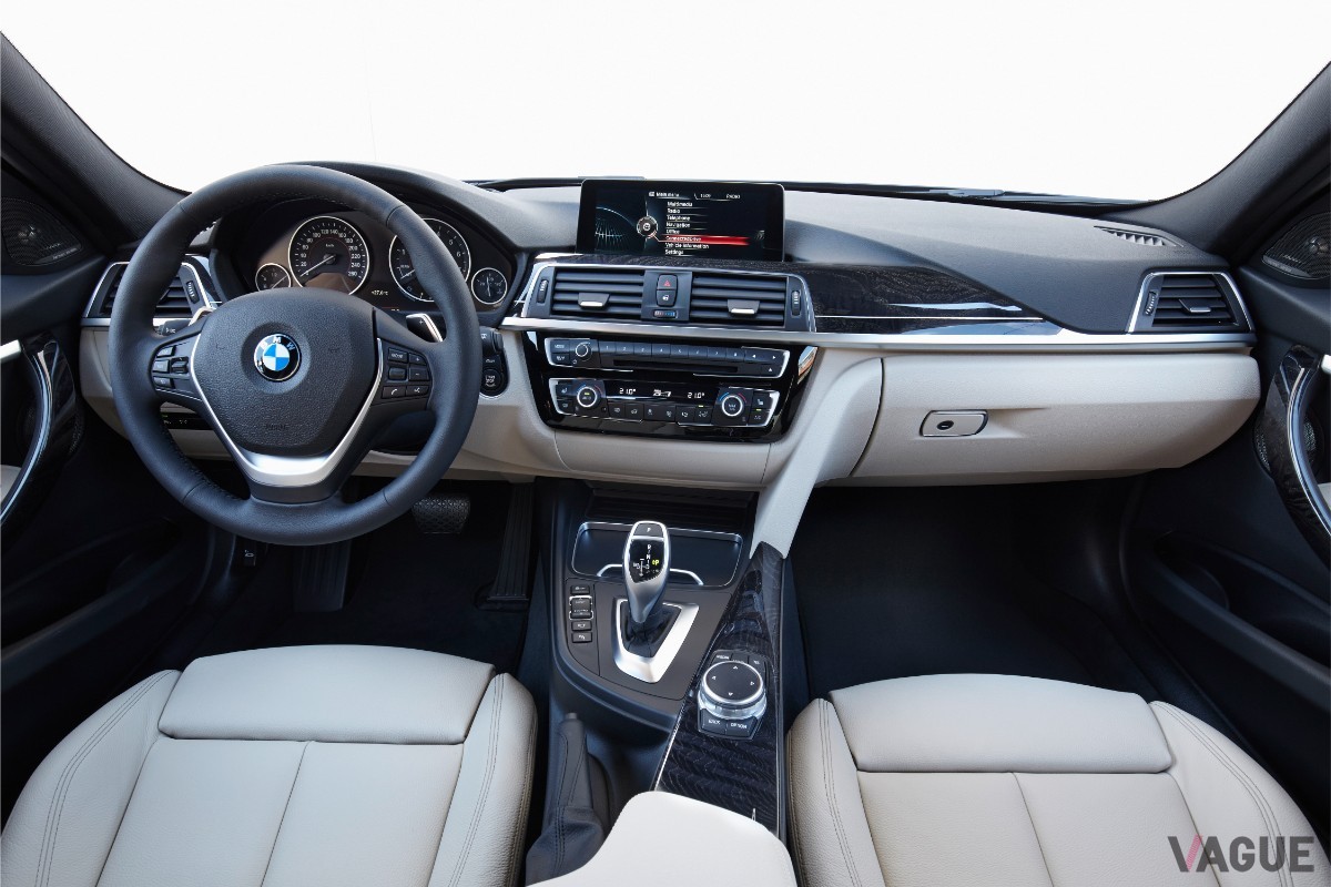 モダンなデザインとデジタル装備が進化した6代目「F30型」。初の3気筒モデルやプラグインハイブリッドも登場し、時代の変化を象徴する一台に