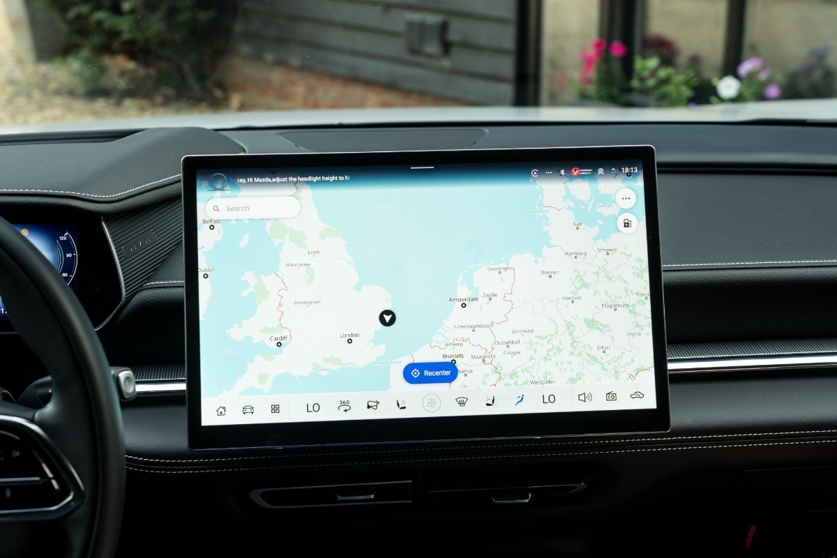 英国マツダは新型「マツダ6e」を英国で開催されるカーフェスト2025で初公開