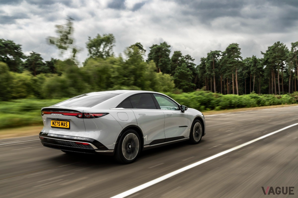 英国マツダは新型「マツダ6e」を英国で開催されるカーフェスト2025で初公開