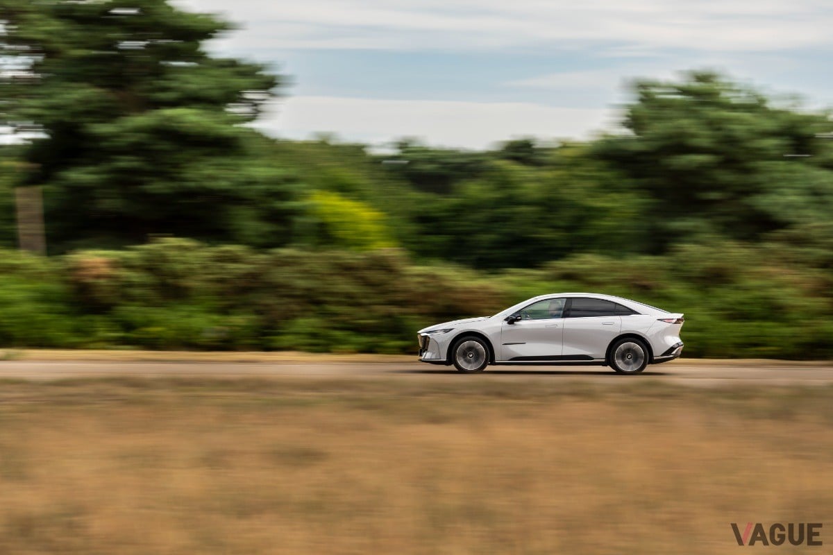 英国マツダは新型「マツダ6e」を英国で開催されるカーフェスト2025で初公開