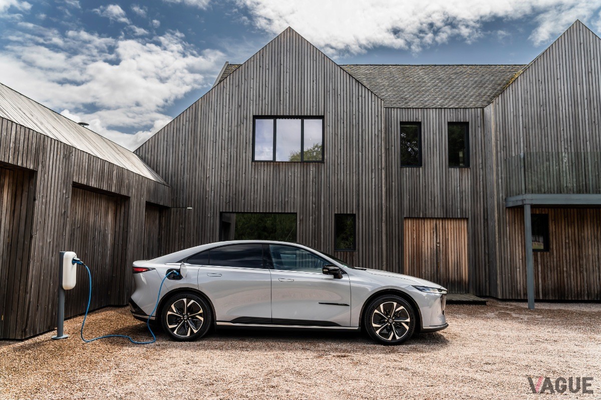 英国マツダは新型「マツダ6e」を英国で開催されるカーフェスト2025で初公開