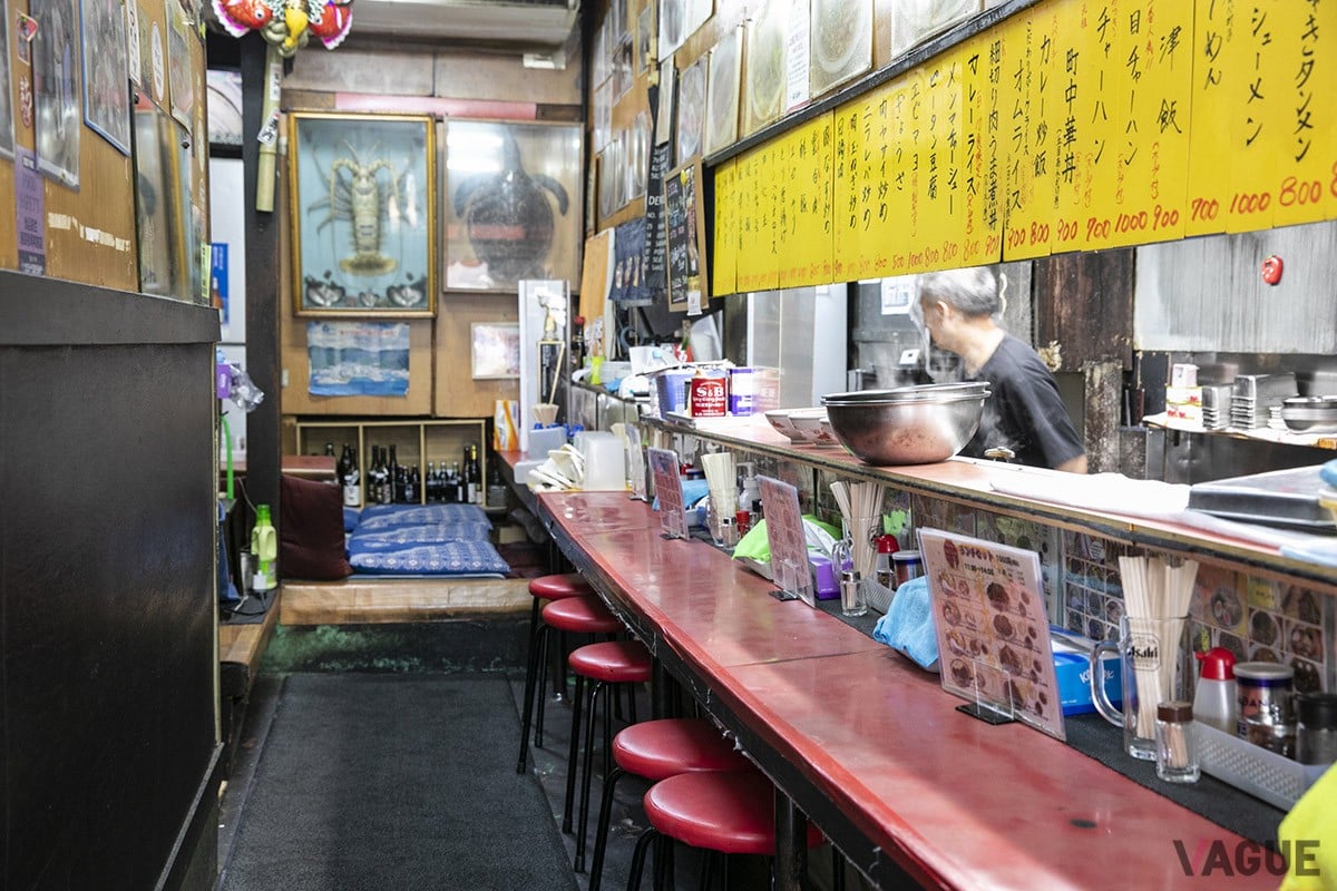 店内は使い込まれた赤いカウンターと、黄色い短冊に書かれたメニューが印象的