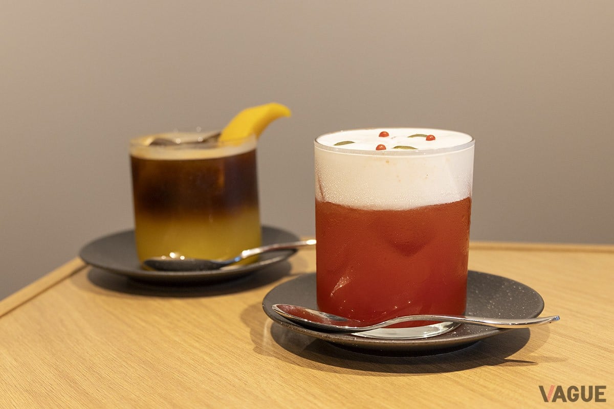 「季節のクリームトップ すいか」（右）968円と「南国フルーツのエスプレッソソーダアップ」（左）748円