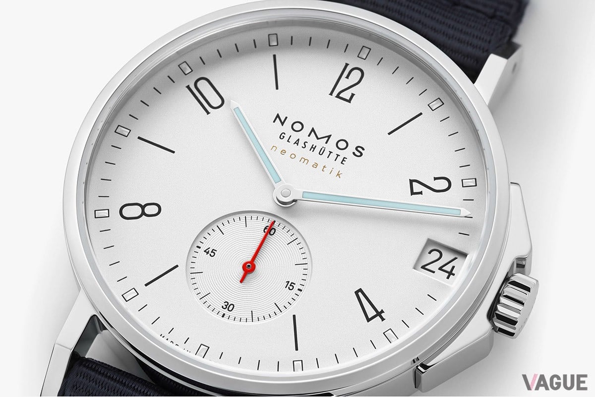 ホワイトシルバーのダイヤルに、スーパールミノバを注入したライトブルーの時分針とスモールセコンドの赤い秒針、neomatikのゴールドが美しく映える