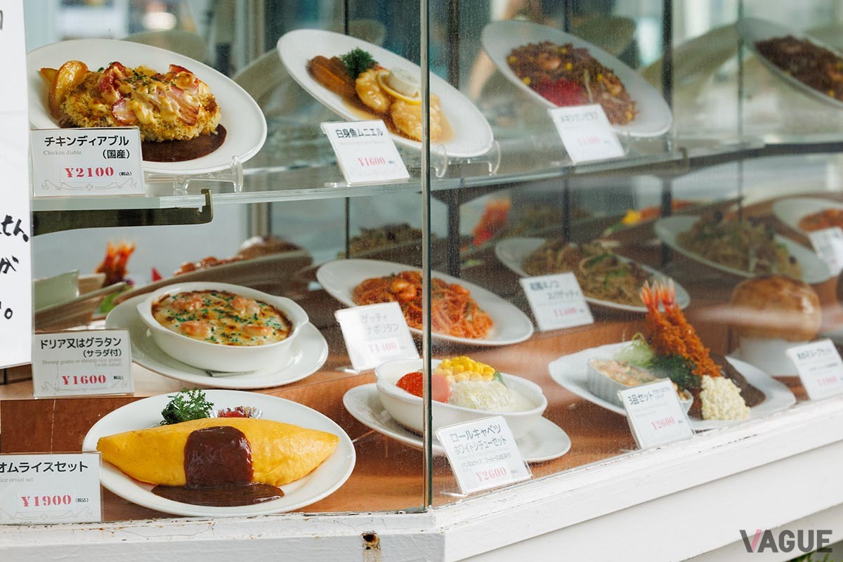 店頭にある食品サンプル。ロールキャベツは本物の方が、ボリュームがあるような気がする!?