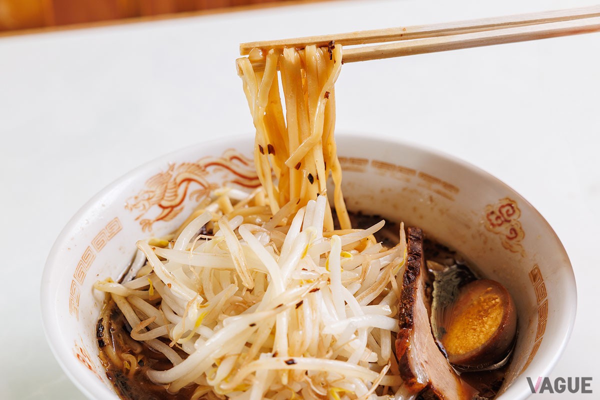麺を持ち上げると、揚げたネギが一緒になって口の中に。一気に香りが広がる