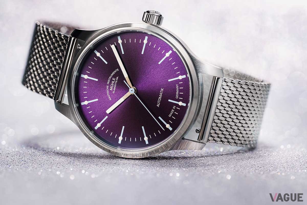 メタリックな紫色のダイヤルに、マットなライトブルーのインデックスがアクセント。「Panova Violet」は主張の強い配色で個性を演出する1本