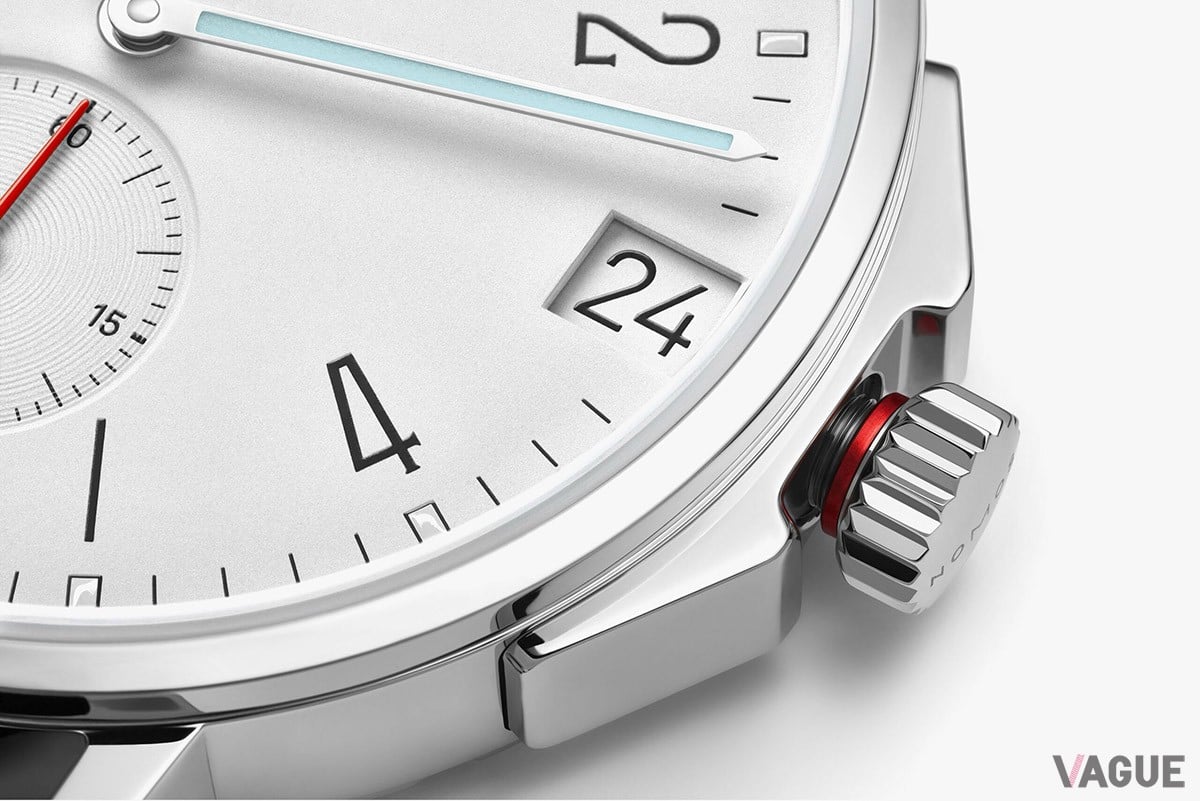 3時位置のラージデイトウインドウは特許取得の特別機構。リューズを引き出したときに除く赤いペイントはねじ込み不足を警告するためのものだ