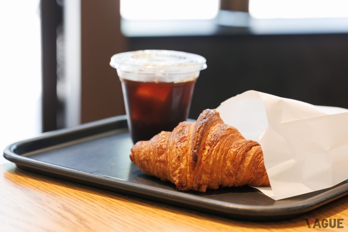 コーヒーはホット・アイスともに420円。グラスワインは600円