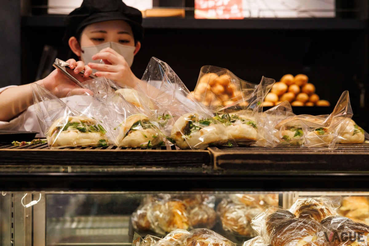 列に並んでいるうちに新しいパンが店頭に並ぶ。どれもこれも買いたくなってしまう