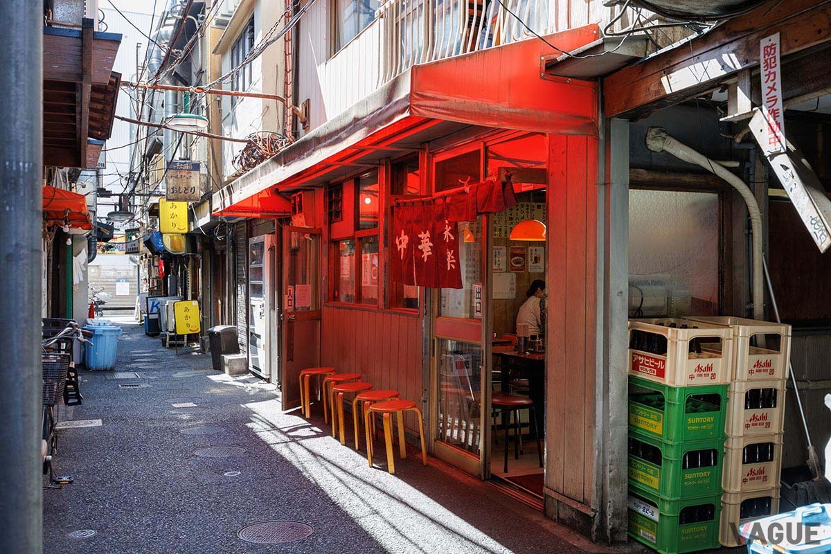 店先。看板や電線などが主張し雑然としつつも、どこかワクワクさせてくれる雰囲気なのが、東小路飲食店街の良さ