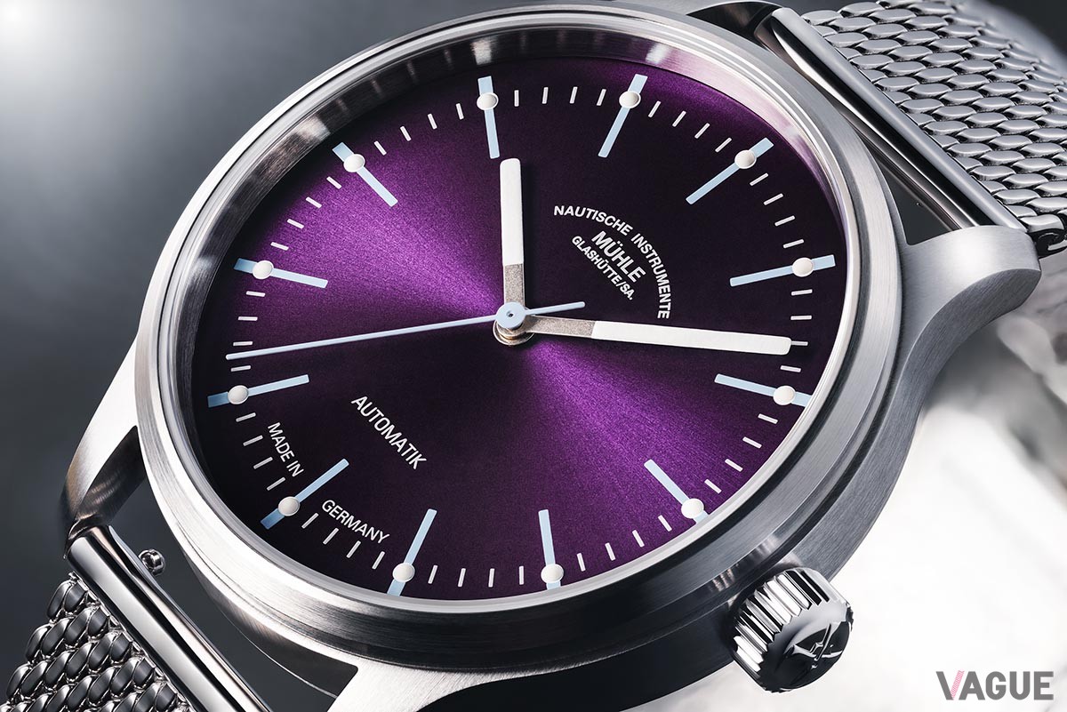 メタリックな紫色のダイヤルに、マットなライトブルーのインデックスがアクセント。「Panova Violet」は主張の強い配色で個性を演出する1本