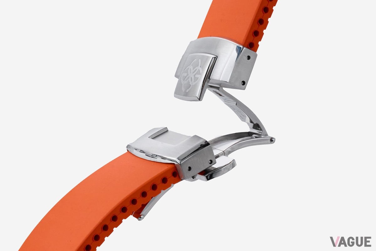 ストラップには腕元に心地よくフィットし、過酷な環境にも耐える高性能フルオロエラストマーを採用。ポリッシュ仕上げのクラスプにはブランドロゴをさりげなく添える