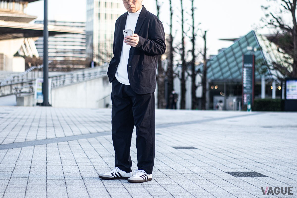 セットアップの足元にもいい感じでフィット。足元を「サンバ OG」にすることで今っぽさが生まれます。シルエットがぺたんこなので、ワイドパンツやストレートのパンツと相性◎。