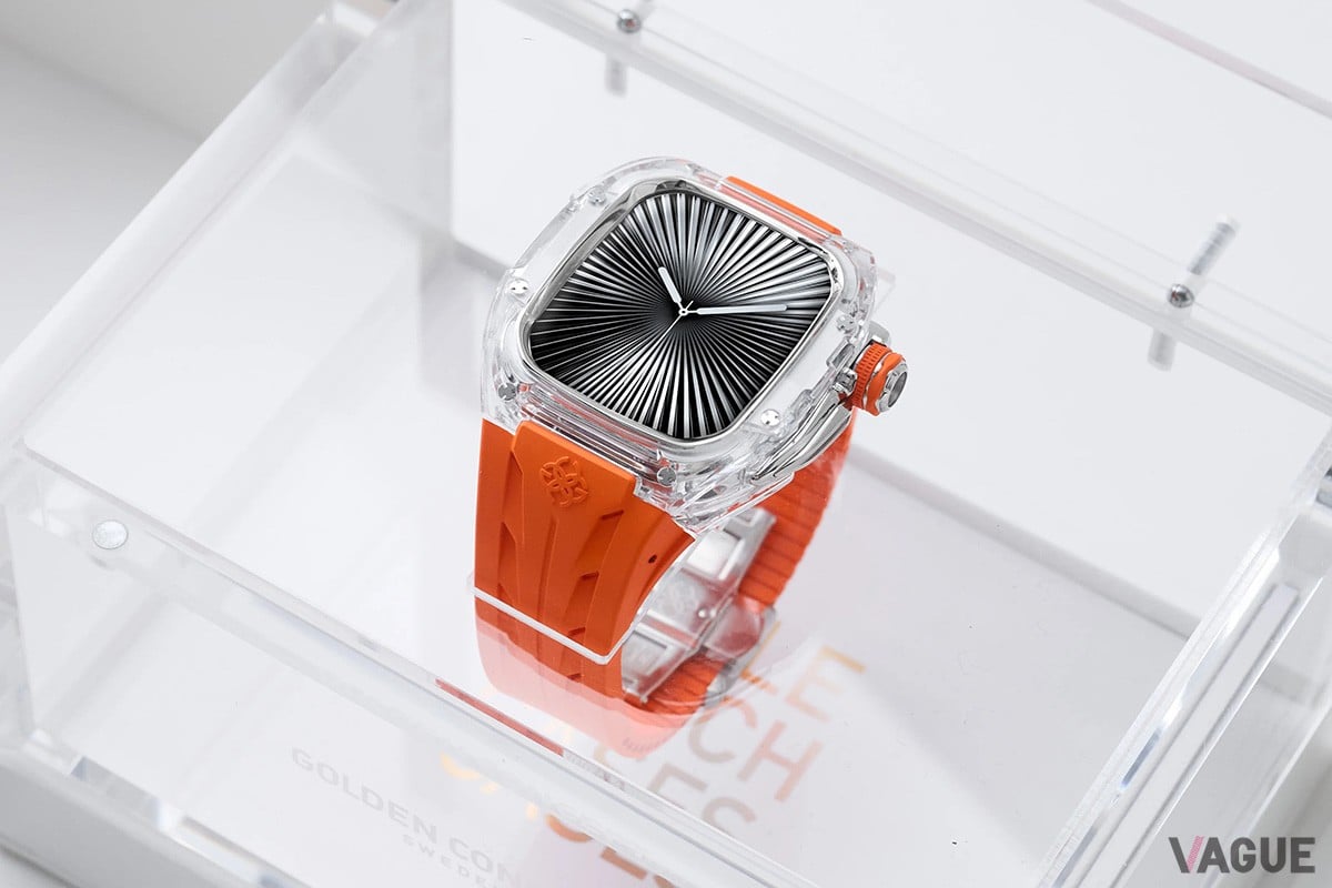 標準で付属する特製クリアボックス。厚みのある樹脂素材がウォッチとバンドをしっかりとホールド。洗練された構造びを360°あらゆる角度から堪能できる